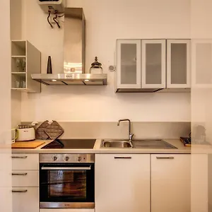 https://elegant-apartment-behind-the-colosseum.it-romehotels.com
